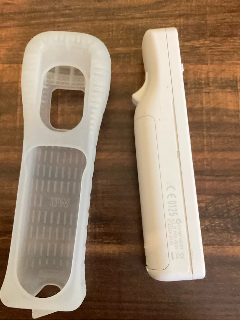 Nintendo Wii White Remote Controller & Silicone Cover great condition